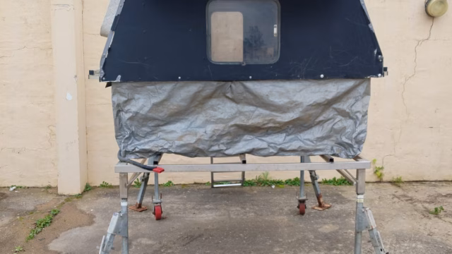 Off-loading legs holding a pre-owned 2015 AHA-45 clear of the bakkie.